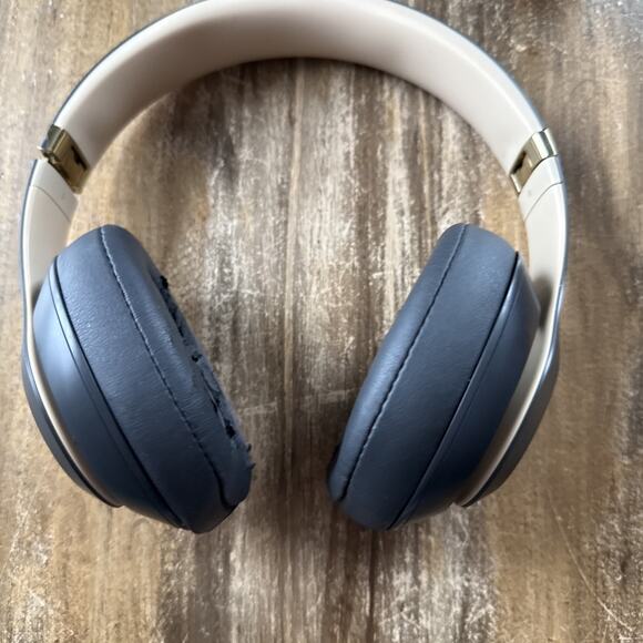 Beats by Dr. Dre Studio3 Bluetooth On Ear Wireless Headphones - Shadow Gray READ - Picture 2 of 6